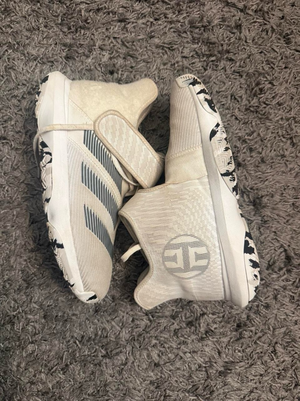 adidas boys basketball Cream Low-Top Sneakers with Black Accent Sole